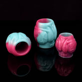 Drachen-Penis-Sleeve Extender mit zweifarbiger rosa-blauer Optik, vorne offene Öffnung