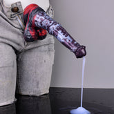 Spritzzubehör-Dildo, lila gemustert mit rotem Akzent, angeschlossener Schlauch