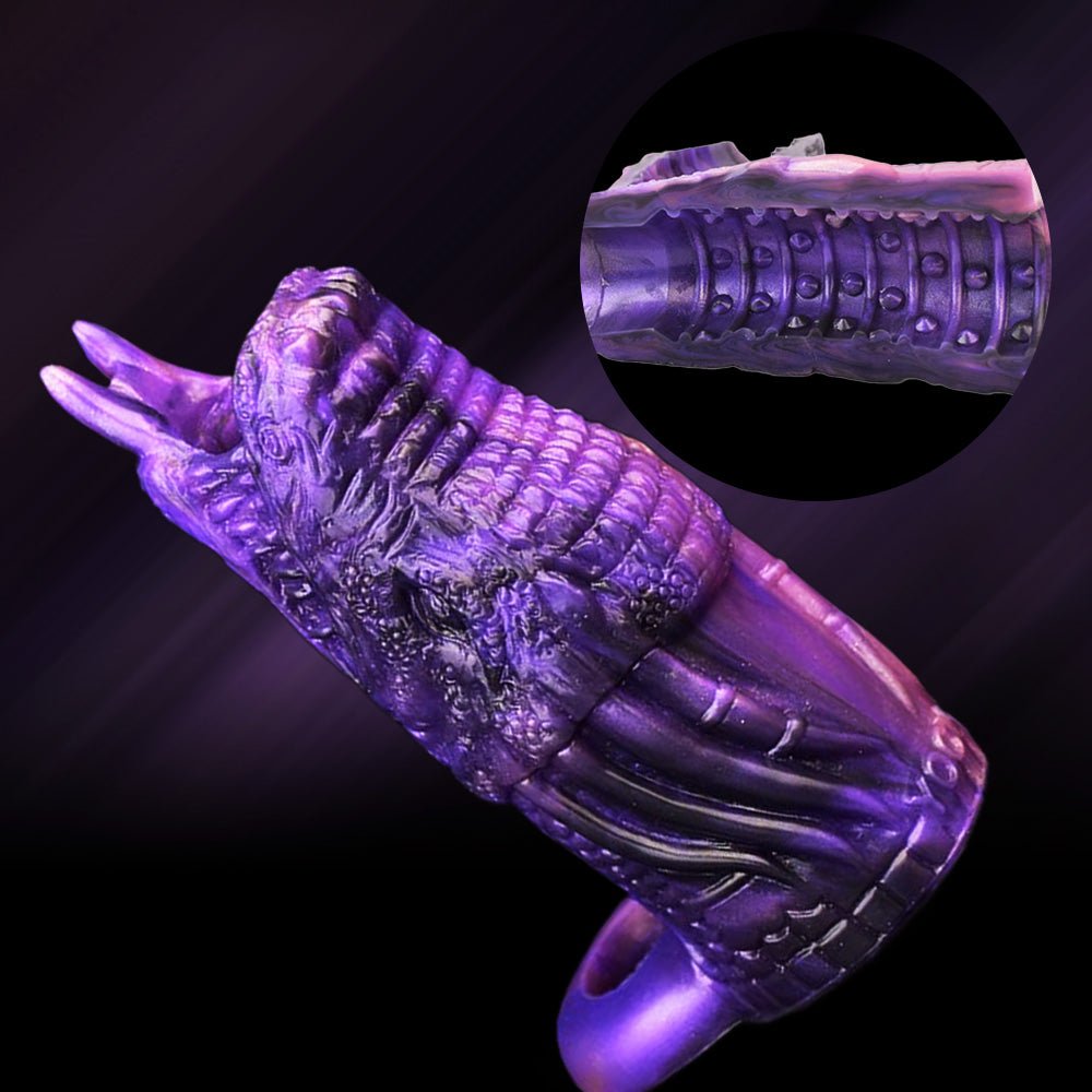 Drachen-Penishülse Violett mit Schuppenstruktur, seitliche Ansicht