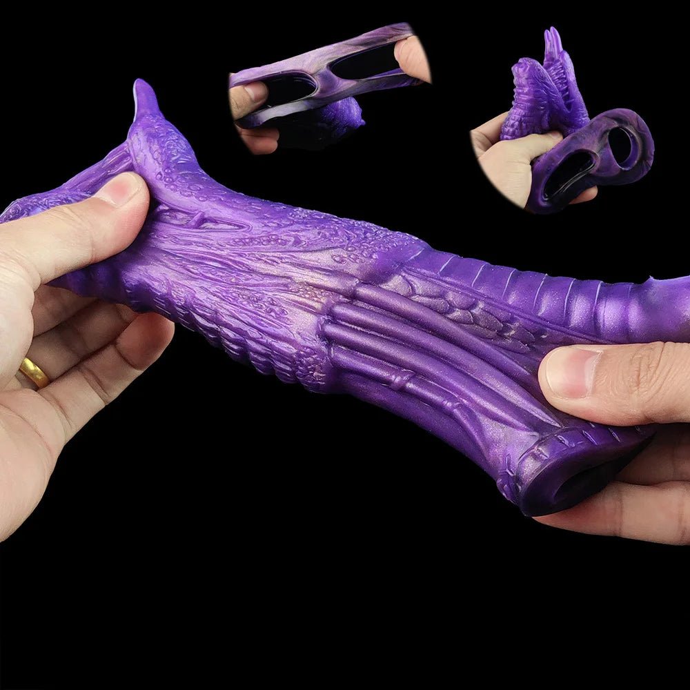 Drachen-Penishülse Violett, in Hand gehalten, mit Öffnungen/Schlitzen