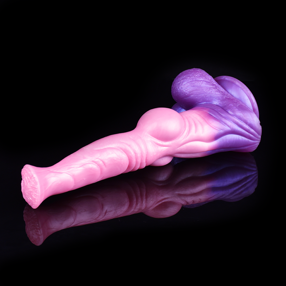 Rosa Dildo in Seitenlage mit großen, runden Endknubbeln am violetten Knoten