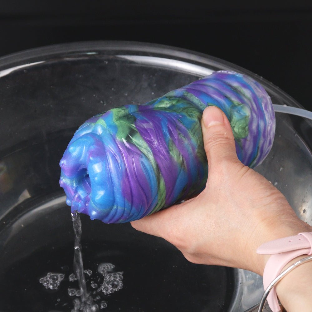Fantasy Masturbator mit Hand in Wasser, mehrfarbige gerippte Hülle