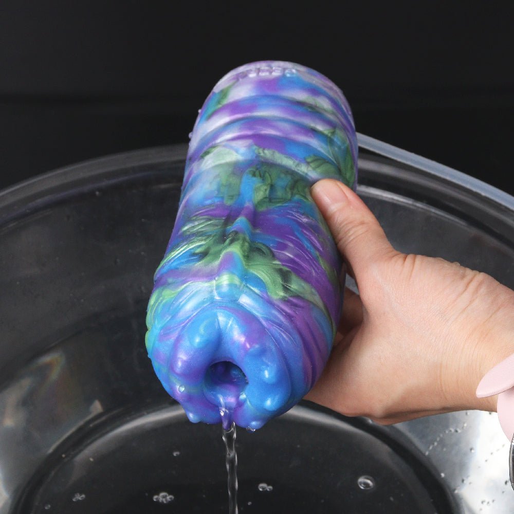 Fantasy Masturbator, mehrfarbige Hülle, Wasser tritt heraus bei Handhaltung
