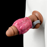 Rosa Penis-Hülle mit grauem Ring am Rand, seitliche Ansicht auf Ständer