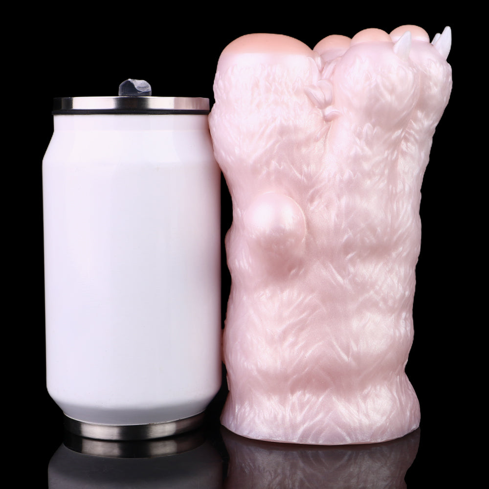 Cat paw stroker neben Flasche zur Größenvergleich, hellrosa mit Pfoten-Detail oben