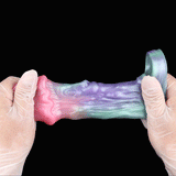 Alien-Sleeve in Pastellfarben, zu sehen mit Handschuhen und gebogener Form