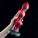 Hundedildo Dani in Hand gehalten, abgerundete Spitze und breite Basis, rot-blau