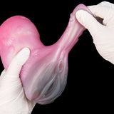 Fantasy-Stroker, pink: gebogene Form mit gerippter Struktur, im Handschuh