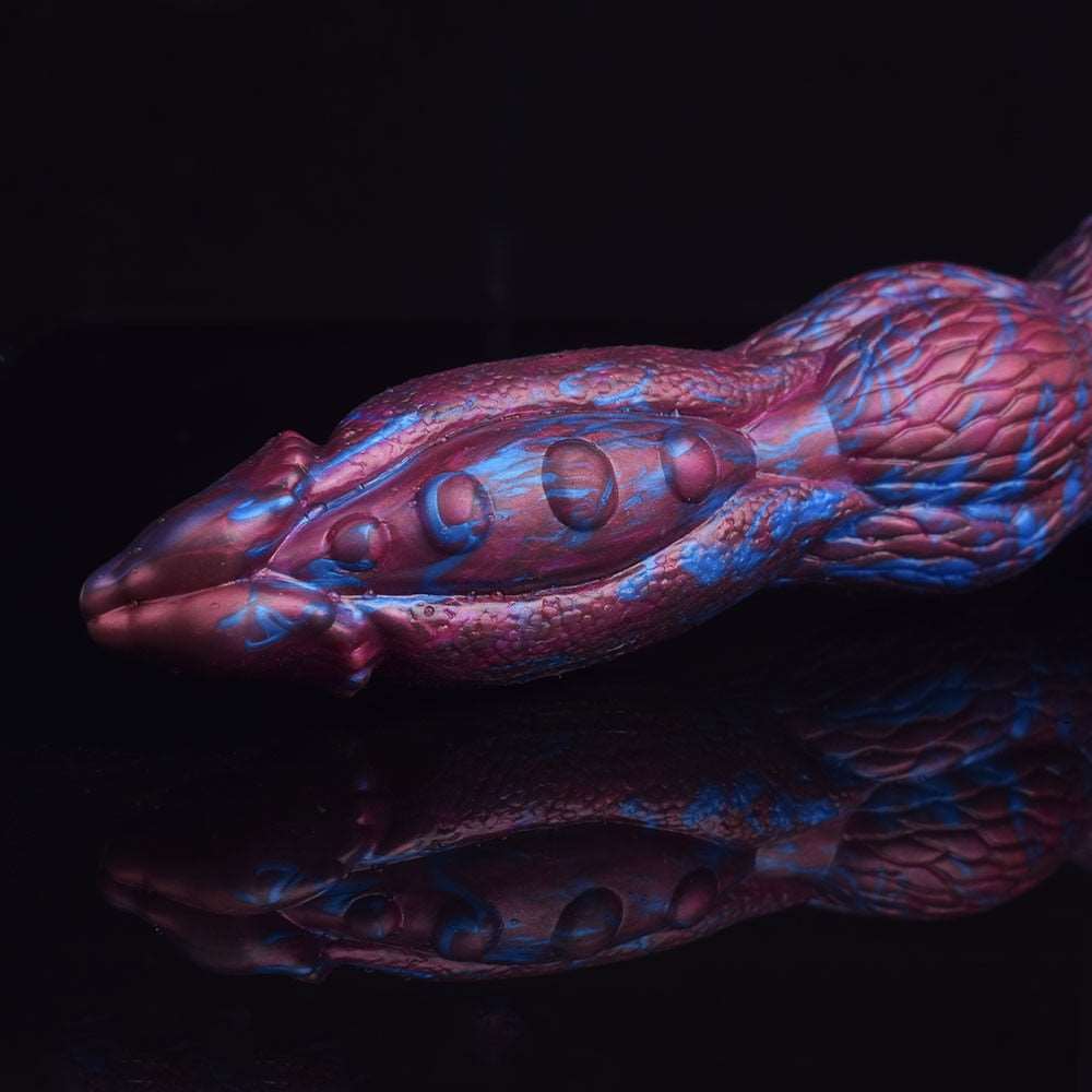 Nahaufnahme Alien-Dildo: lila-blau schuppige Oberfläche, runde Knubbel am Kopfbereich.