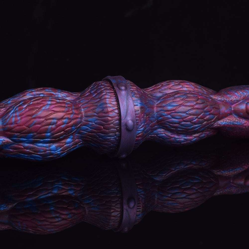 Alien Dildo Detail: mittlerer Ring mit zwei Aussparungen, lila-blau gemustert.