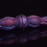 Alien Dildo Detail: mittlerer Ring mit zwei Aussparungen, lila-blau gemustert.