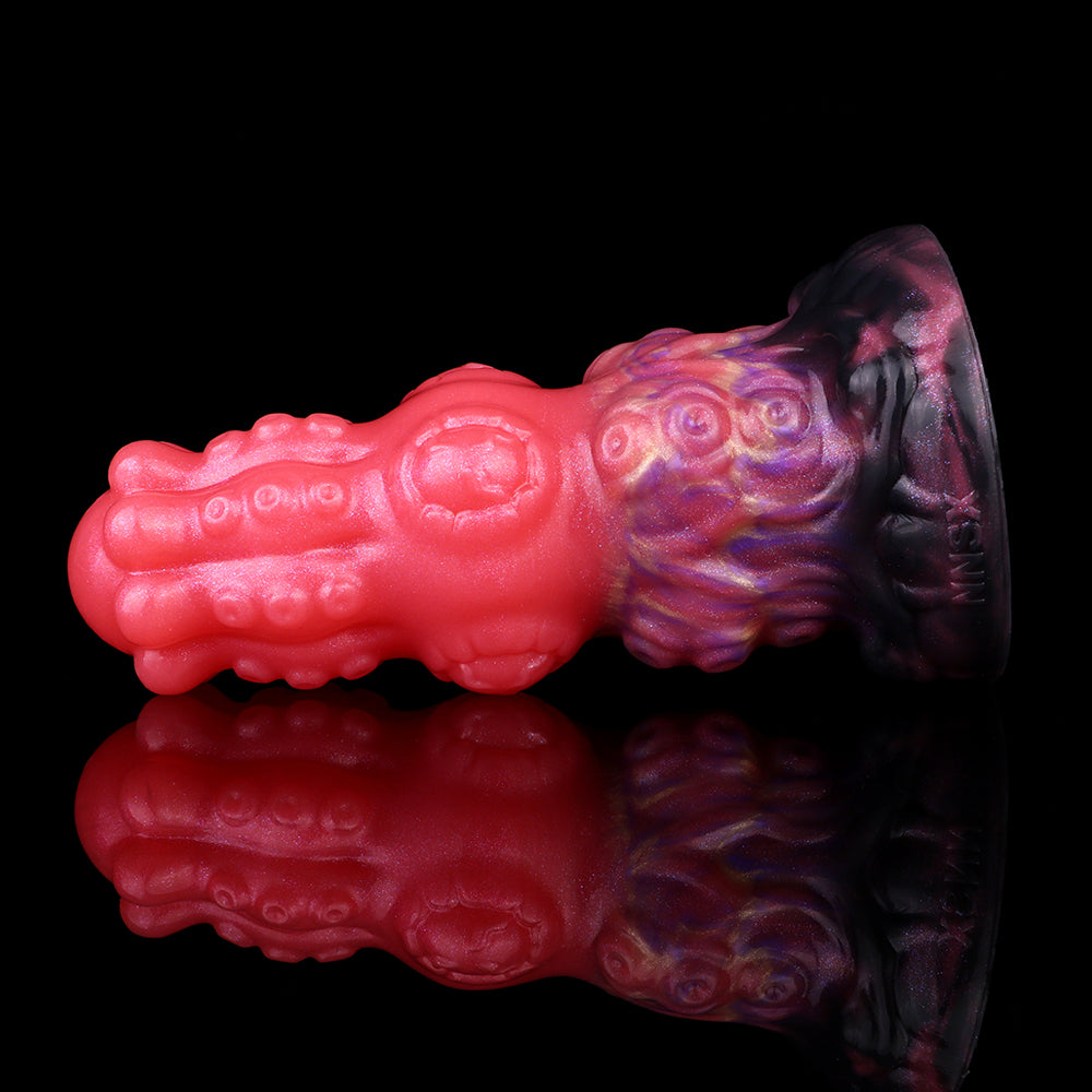 Anal-Dildo im Profil: rot mit lila Schattierung, längliches Drachen-Relief und gerippte Rippen