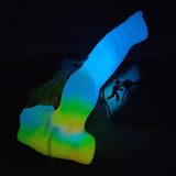 Leuchtender Wolf-Vibrator mit Regenbogen-Farbverlauf, liegt auf der Seite