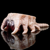 Fleshlight von hinten: helle Tentakelmasse, rote Öffnung und geriffelte Textur