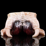 Fleshlight-Ansicht von vorn: helle Arme, rote Innensektion mit Noppen