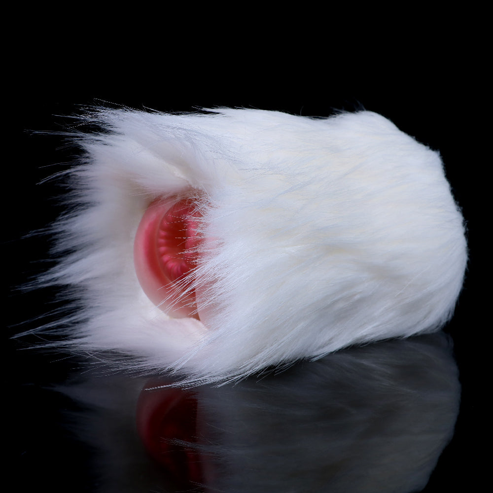 Weißer Furry-Masturbator, seitliche Ansicht mit rosafarbener Öffnung im Fell