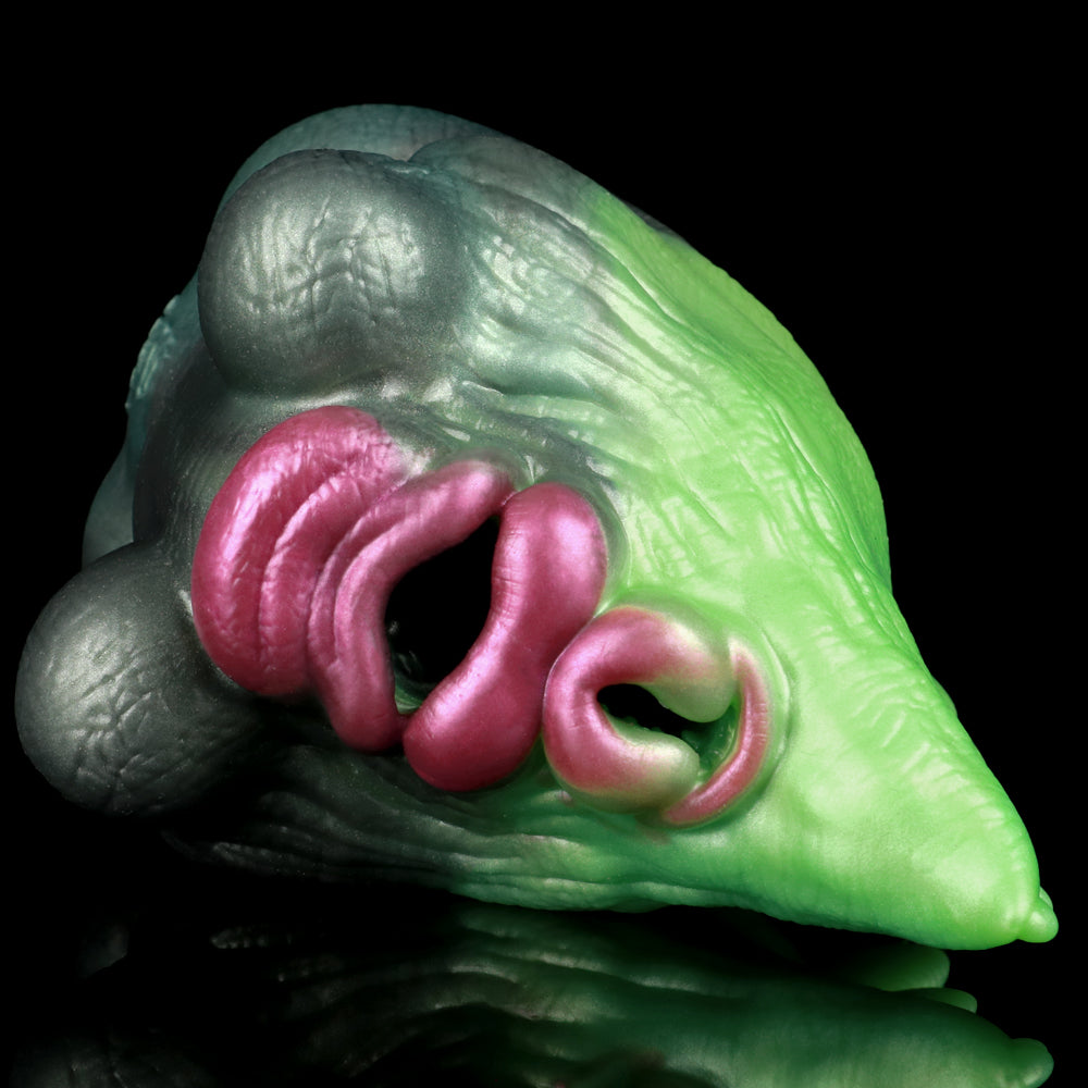 Fantasy-Drachen-Masturbator mit rotem Mundbereich und grüner Drachenform