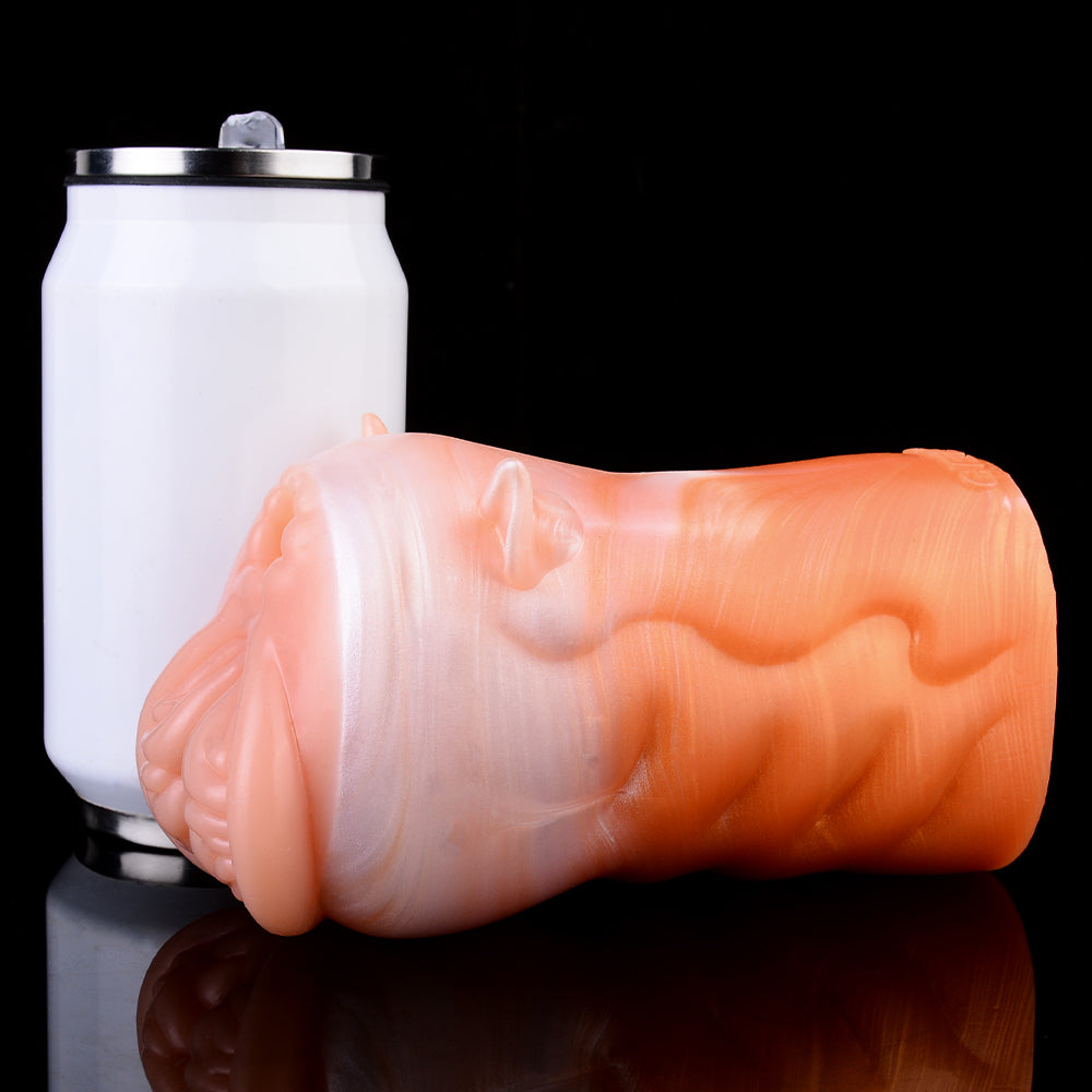 Tierkopf-Fantasy-Stroker vor einer weißen Transport-/Schutzhülle, orange Körper, rosa Kopf