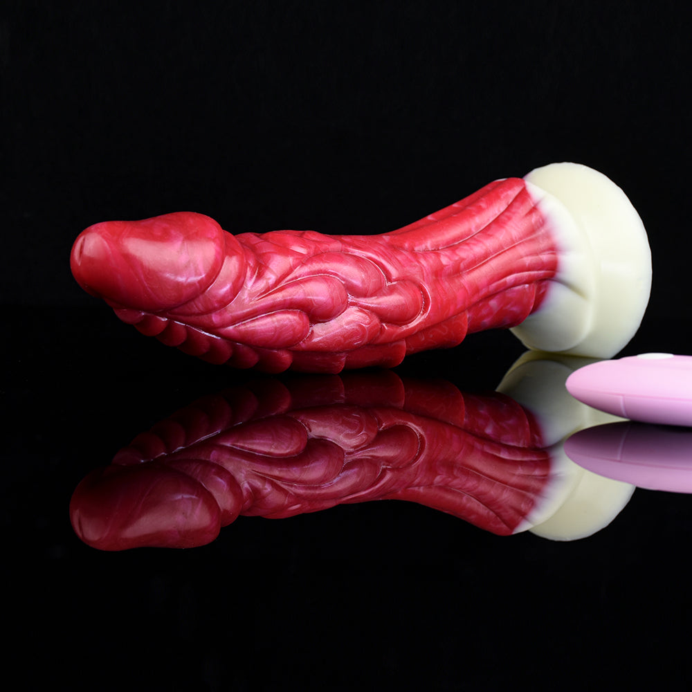 Rot strukturierter Drachen-Dildo-Vibrator mit hellem Sockel, in Nahansicht von der Seite