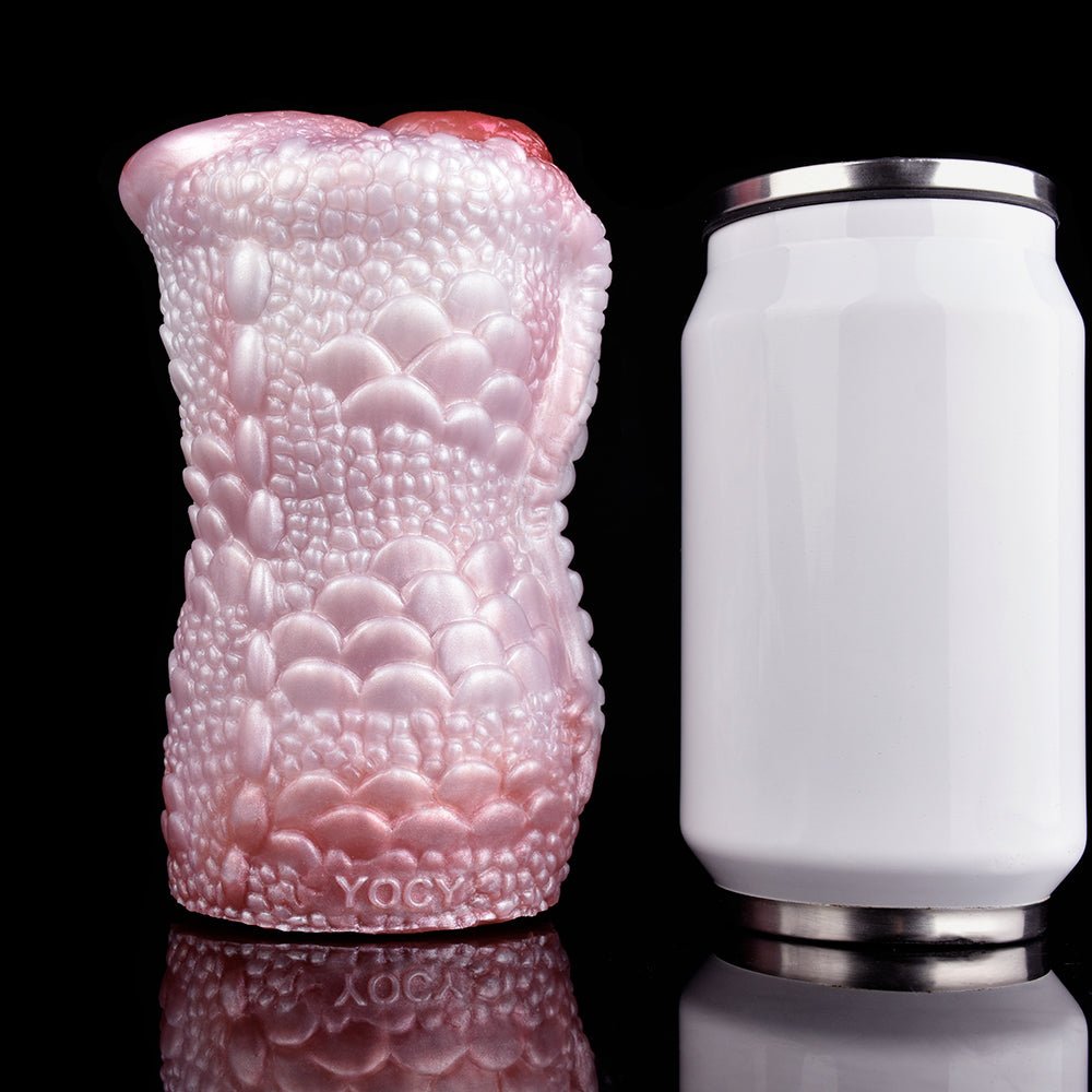 Másturbador de dragón con acabado blanco-rosado y textura de escamas, vista posterior