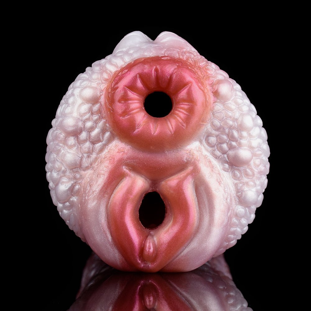 Cabezal de dragón con dos aberturas negras y fondo rosado, textura de escamas