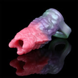 Dragon Cock Sleeve Extender, liegende Perspektive, rosa vorn, fliederfarbener Körper