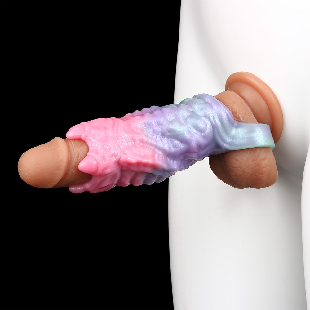 Dragon Cock Sleeve Extender in gebrauchter Position, mehrfarbiger Ärmel, rosa Kragen