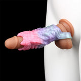 Dragon Cock Sleeve Extender in gebrauchter Position, mehrfarbiger Ärmel, rosa Kragen