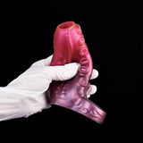 Cock Sleeve mit Tentakel-Relief, glänzend rosa, offene Endöffnung, von weißen Handschuhen gehalten