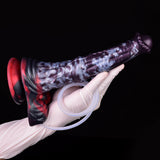 Spritzzubehör-Dildo, lila gemustert, in Handschuhen gehalten, Schlauch sichtbar