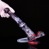 Hand mit Handschuh hält Spritzzubehör-Dildo, lila gemustert, Schlauchrolle