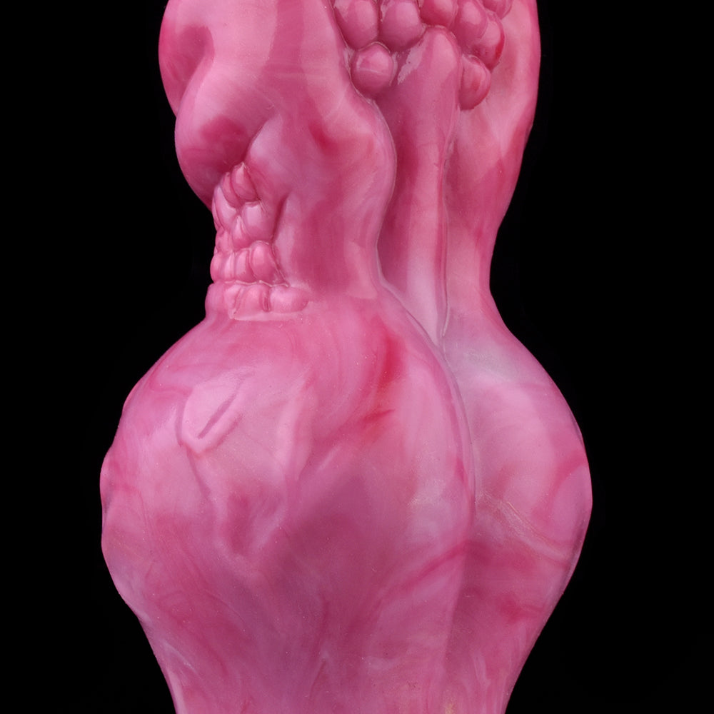 Nahaufnahme: rosafarbene Dildo-Form mit geprägter Relief-Textur im Kopfbereich