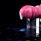 Rosafarbener Dildo im Profil, mit heller Basis und seitlich austretendem Schlauch