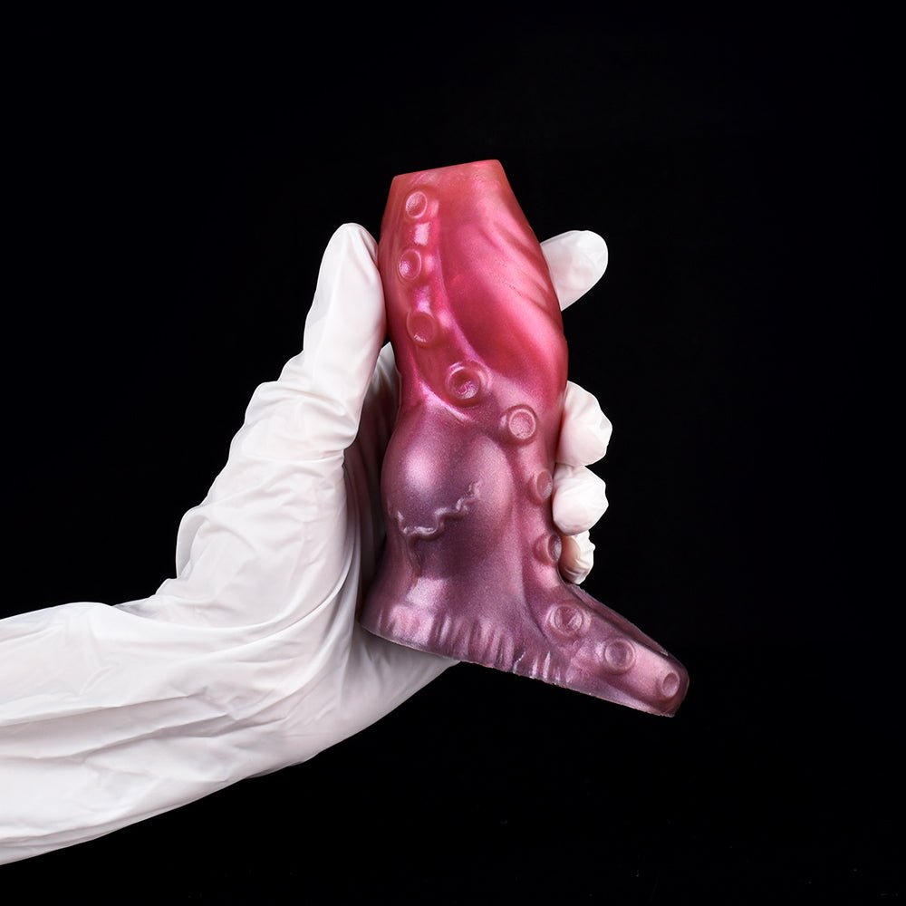 Oktopus-Penis-Sleeve, rosa, mit Handschuhen gehalten, glatte Tentakeloberfläche