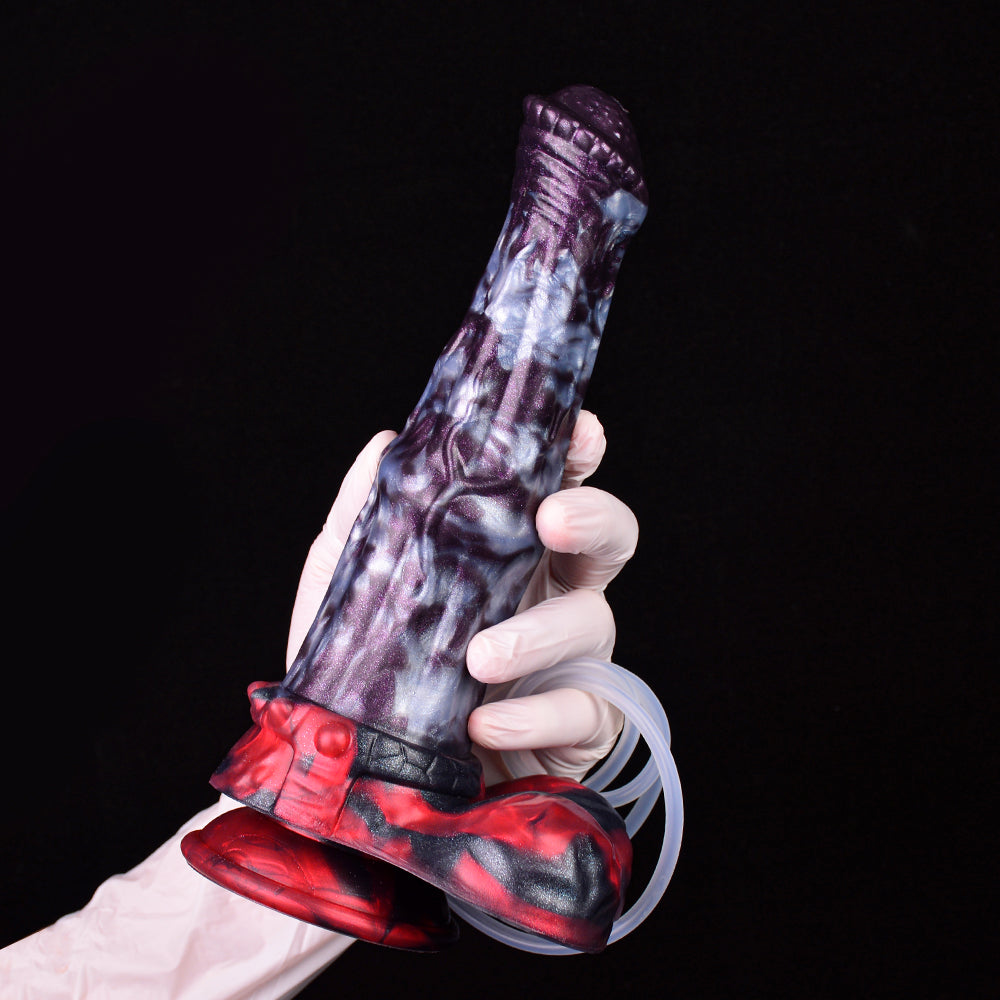 Dildo Lewis the Dark Mane, lila marmoriert, Fokus auf roten Sockel und transparenten Schlauch