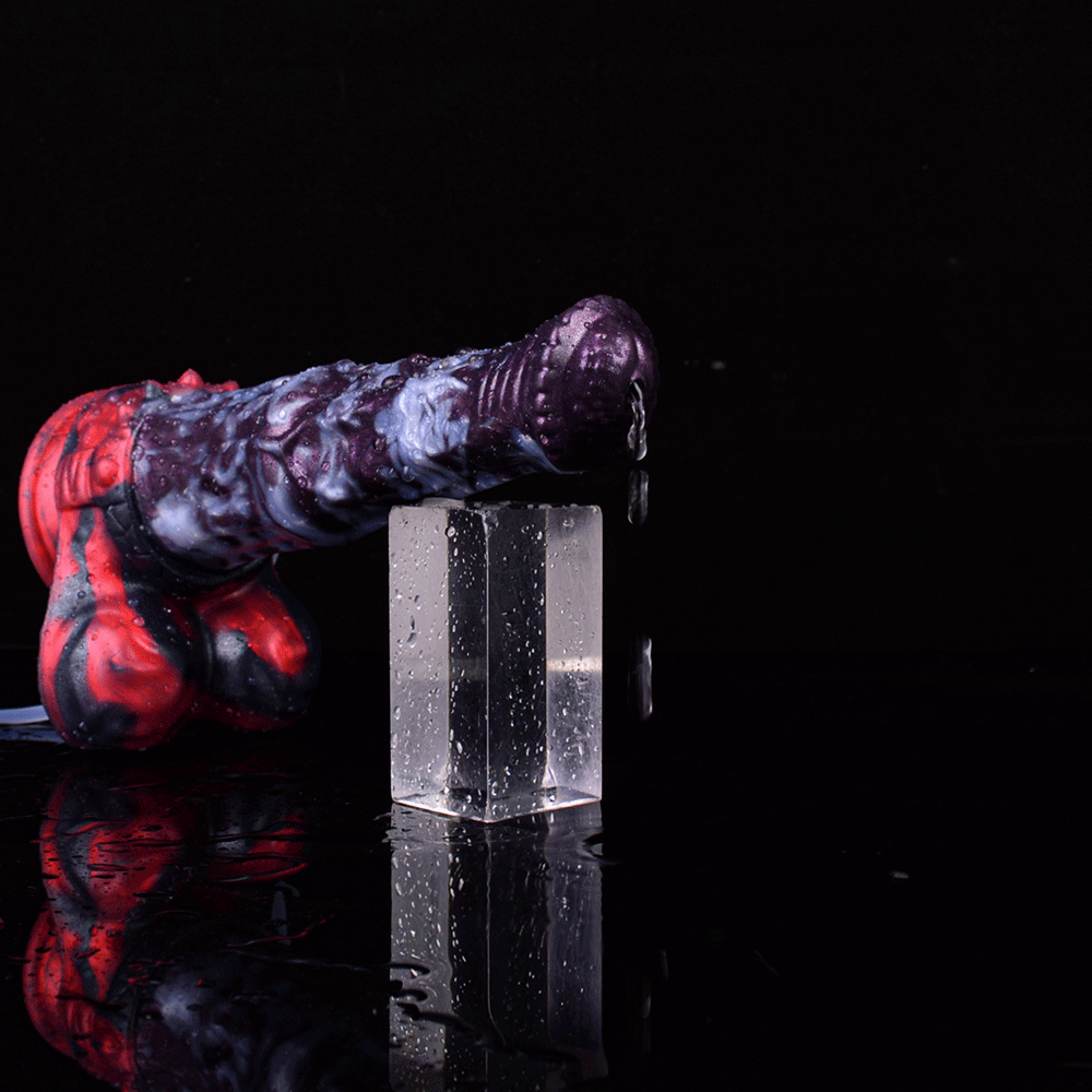 Dildo Lewis the Dark Mane, seitliche Ansicht, lila marmorierter Schaft, Tropfen sichtbar