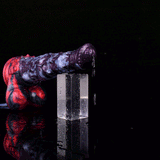 Dildo Lewis the Dark Mane, seitliche Ansicht, lila marmorierter Schaft, Tropfen sichtbar