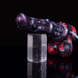 Dildo Lewis the Dark Mane mit klarer Öffnung, lila marmoriert, rote Basis im Detail