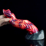 Halblange Nahaufnahme: Dildo mit Drachen-Optik, rot-blau marmoriert, gerippter Standfuß