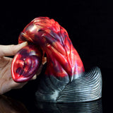 Drache-Dildo in Hand, rot-blau marmoriert, dicke gerippte Basis in Dunkelgrau