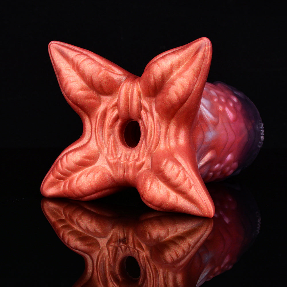 Fantasie Fleshlight, Vorderansicht mit zwei Öffnungen und rot-violettem Schimmer