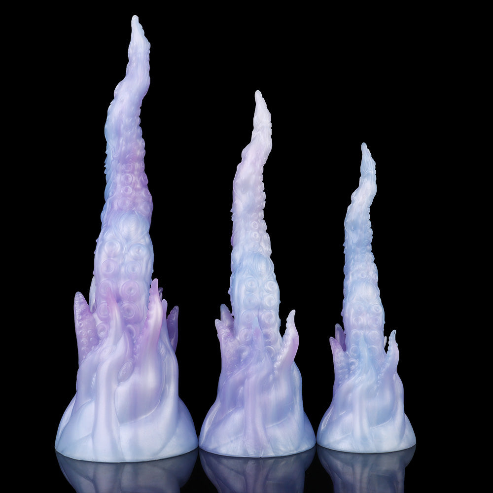 Drei hellblau-lila Varianten des Tentakel-Dildo/Plug mit breiter Basis, aufrecht