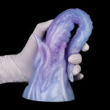Tentakel-Dildo/Plug hellblau-lila, von Handschuhen gehalten, Draufsicht auf die Basis