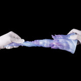 Langer hellblau-lila Tentakel-Dildo/Plug in waagerechter Ausrichtung, Hand mit Handschuhen