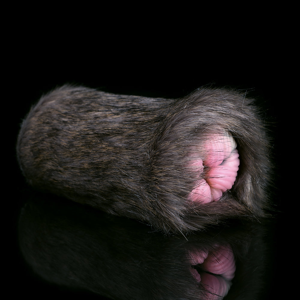 Katze-Fell-Masturbator seitlich: grauer Plüsch, rosafarbenes Innenpolster in der Öffnung