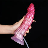 Rosa Fantasy-Dildo, von unten gehalten, mit Flügel-Textur und breitem Ende