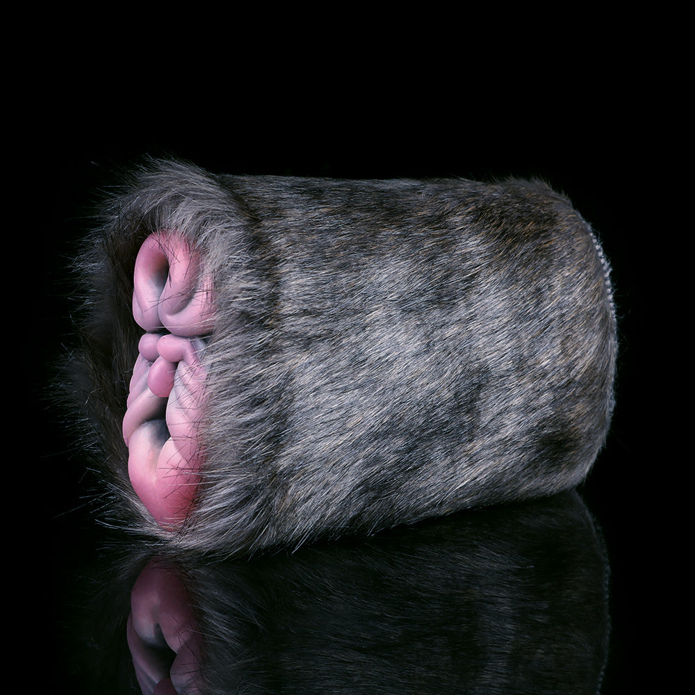 Rhinoceros Furry Fleshlight mit grauem Fell und rosa Innenöffnung, Vorderansicht