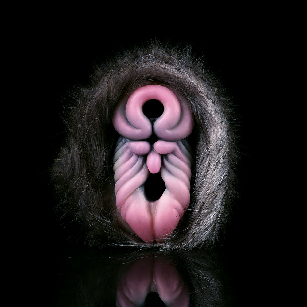 Rhinoceros Furry Fleshlight mit rosa Innenlippen im grauen Fell, Vorderansicht