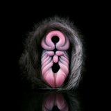 Rhinoceros Furry Fleshlight mit rosa Innenlippen im grauen Fell, Vorderansicht