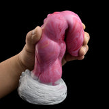 Alien-Vibrator pink marmoriert in der Hand, gerippte Oberfläche, strukturierter Sockel
